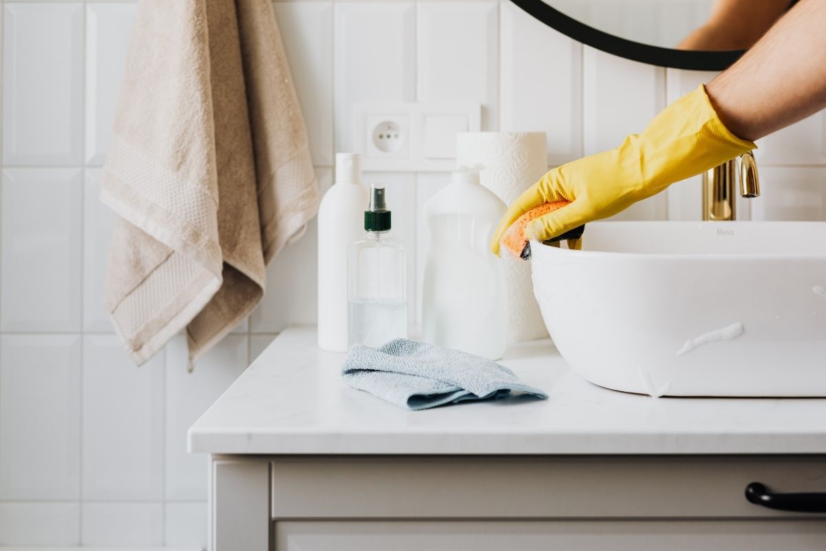 End of tenancy bathroom cleaning and descaling Camden